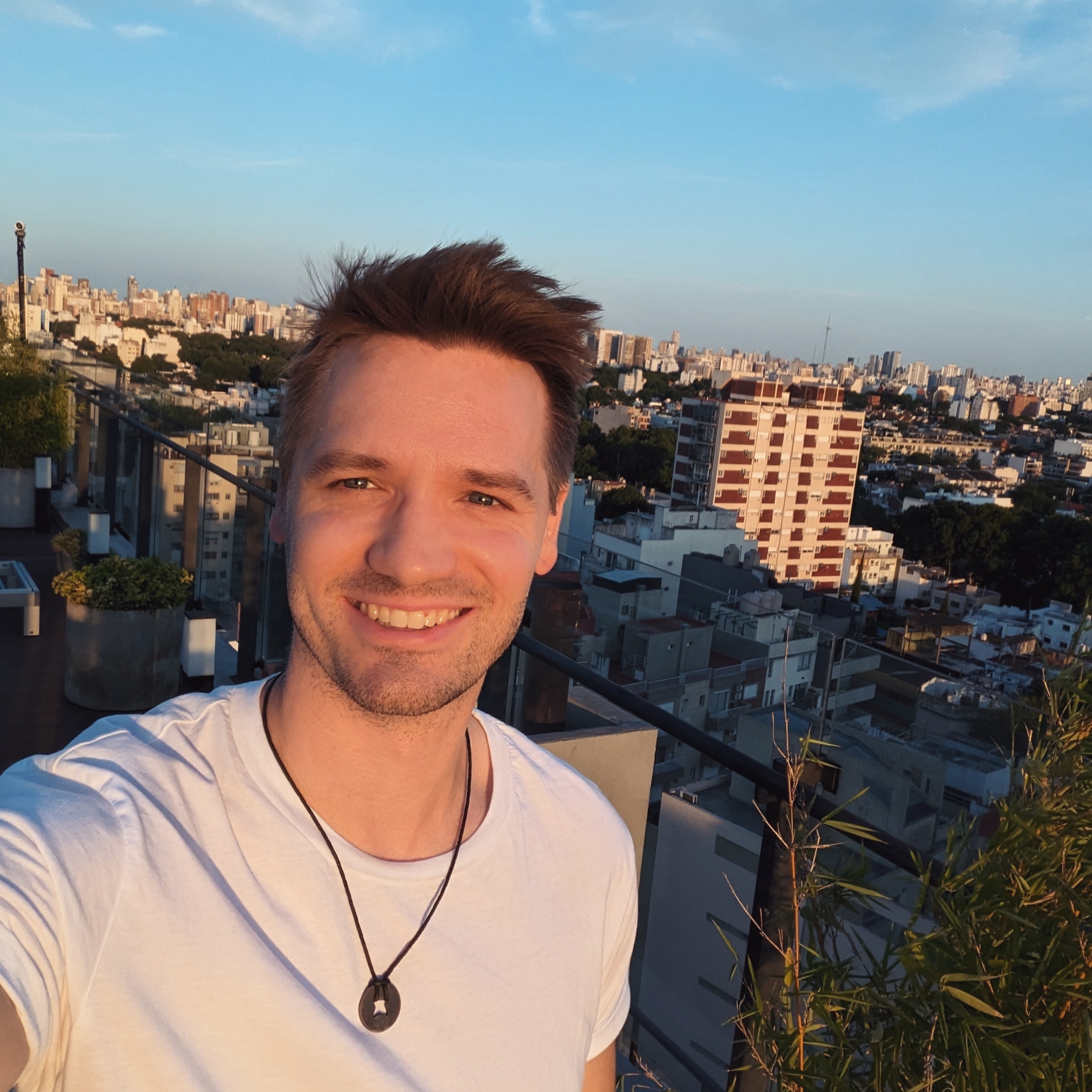Gründer von Berlin AI Studio auf einer Dachterrasse mit Blick über die Stadt